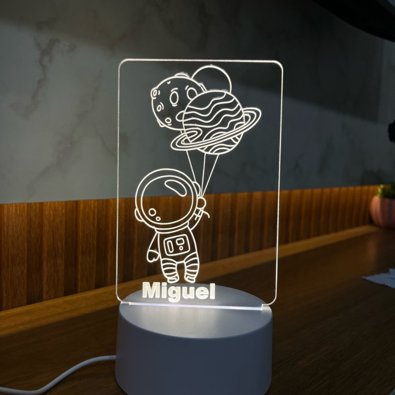 Luminária 3D com Nome Personalizado – Astronauta com Planeta